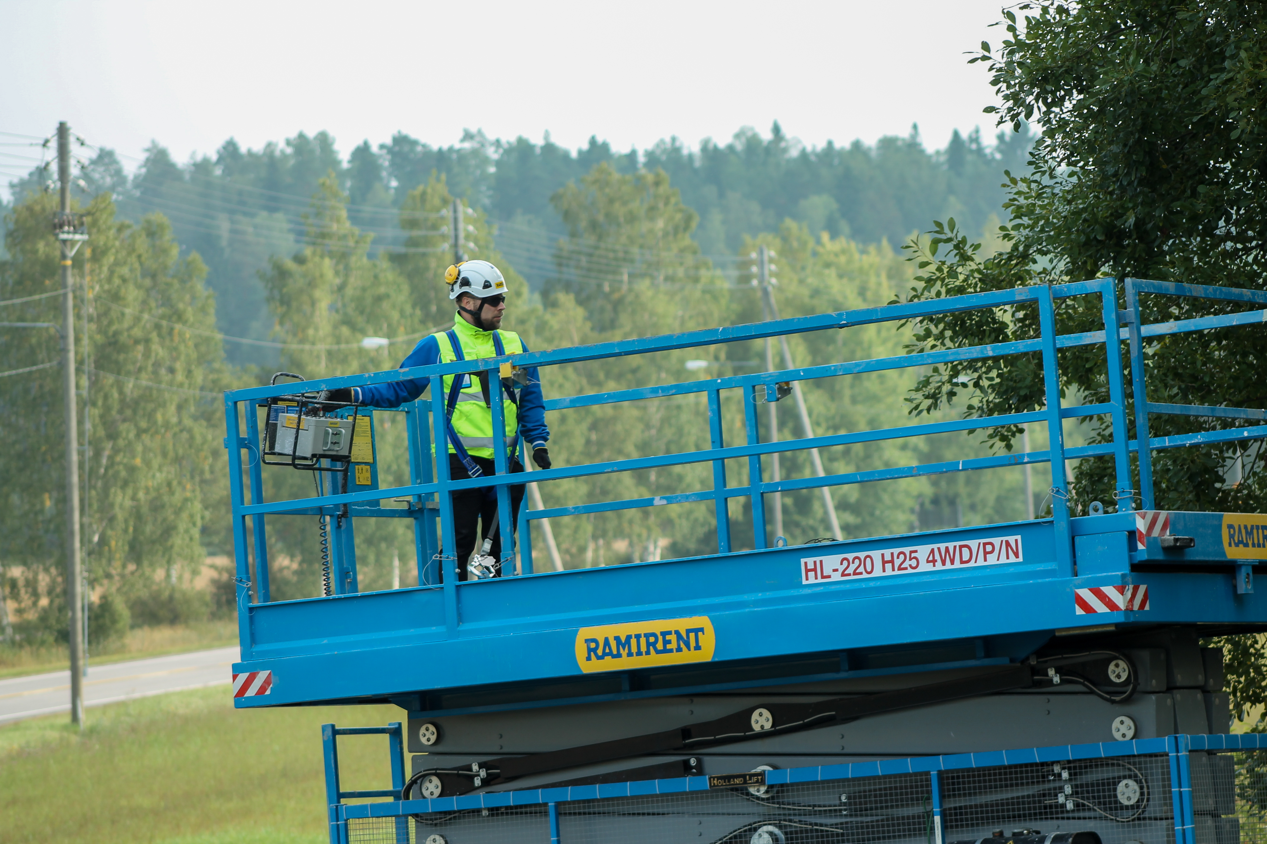 Hybrid Scissor Lift 19,7 m HOLLAND LIFT HL-220H25 4WD/P/N