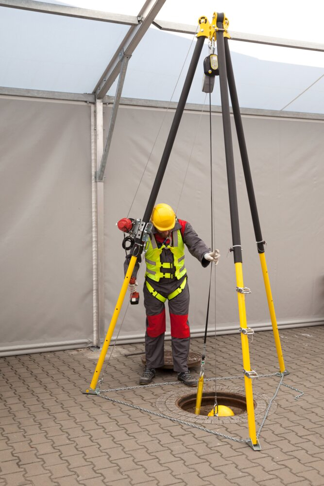 Tripod, winch and safety harness set PROTEKT TM-15