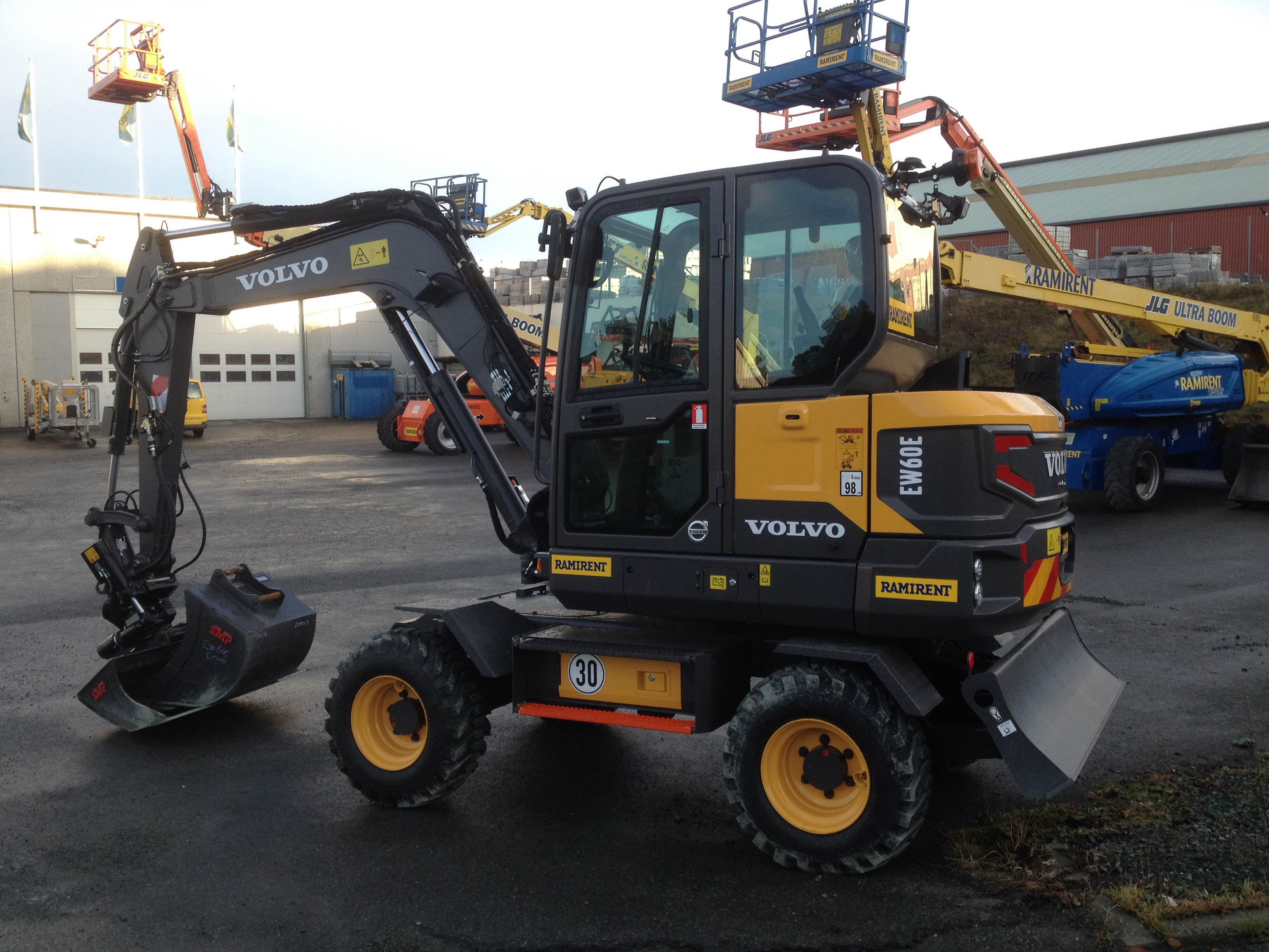 Dieselkäyttöinen pyöräalustainen kaivinkone 6 t VOLVO EW60E