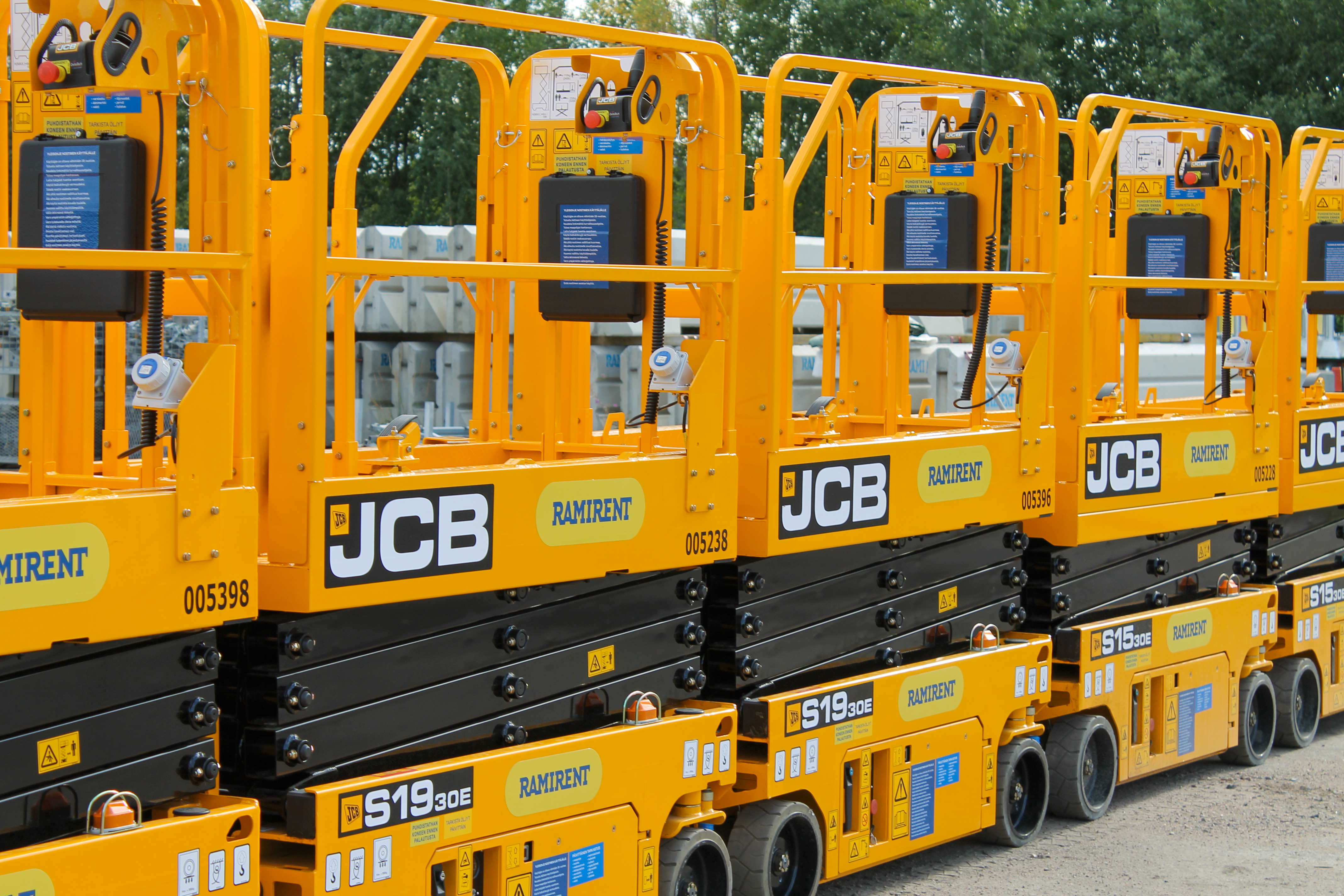 Akkukäyttöinen saksilava JCB S1930E