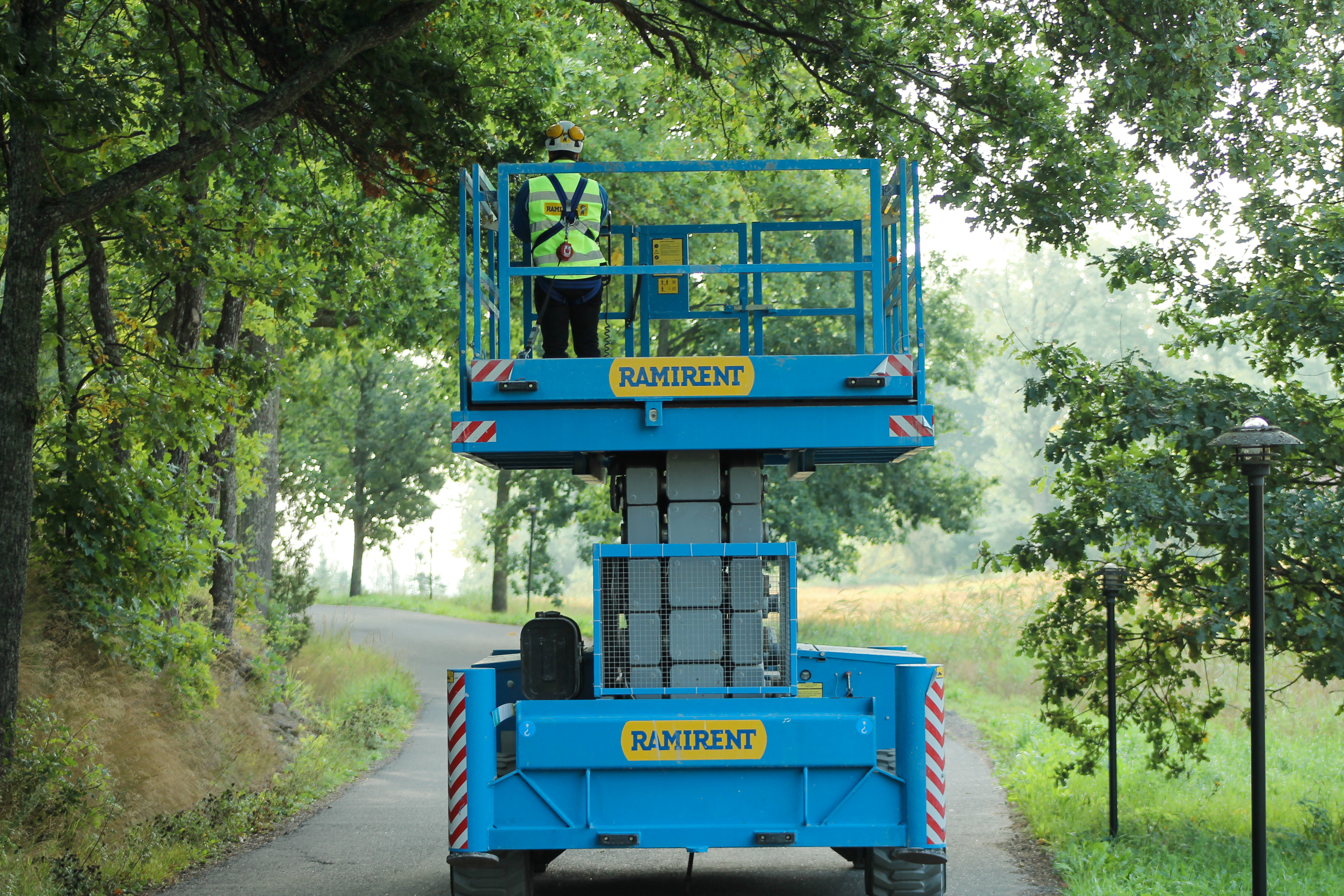 Hybrid Scissor Lift 19,7 m HOLLAND LIFT HL-220H25 4WD/P/N