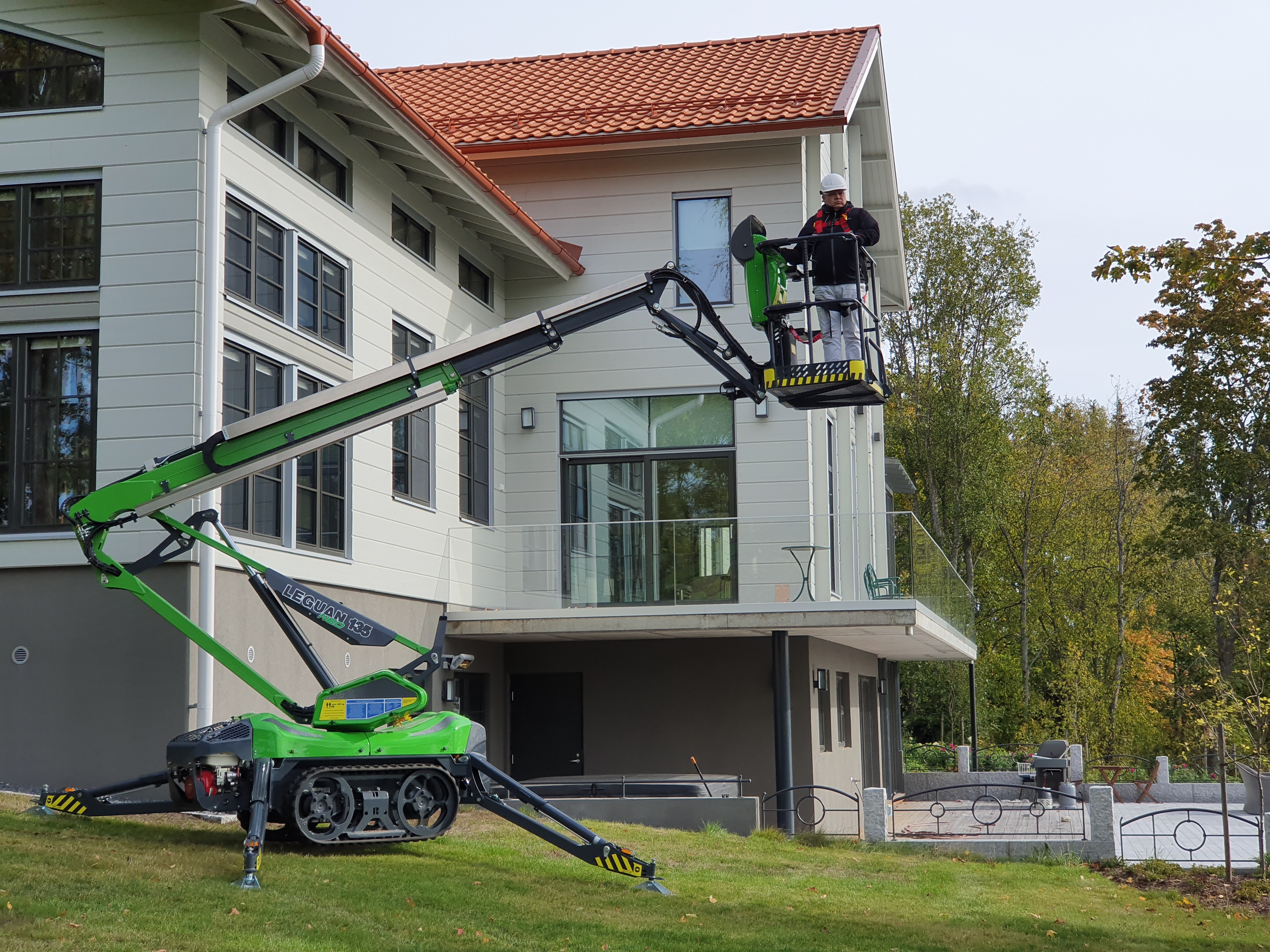 Hybrid Articulated Crawler Boom Lift LEGUAN 135NEO