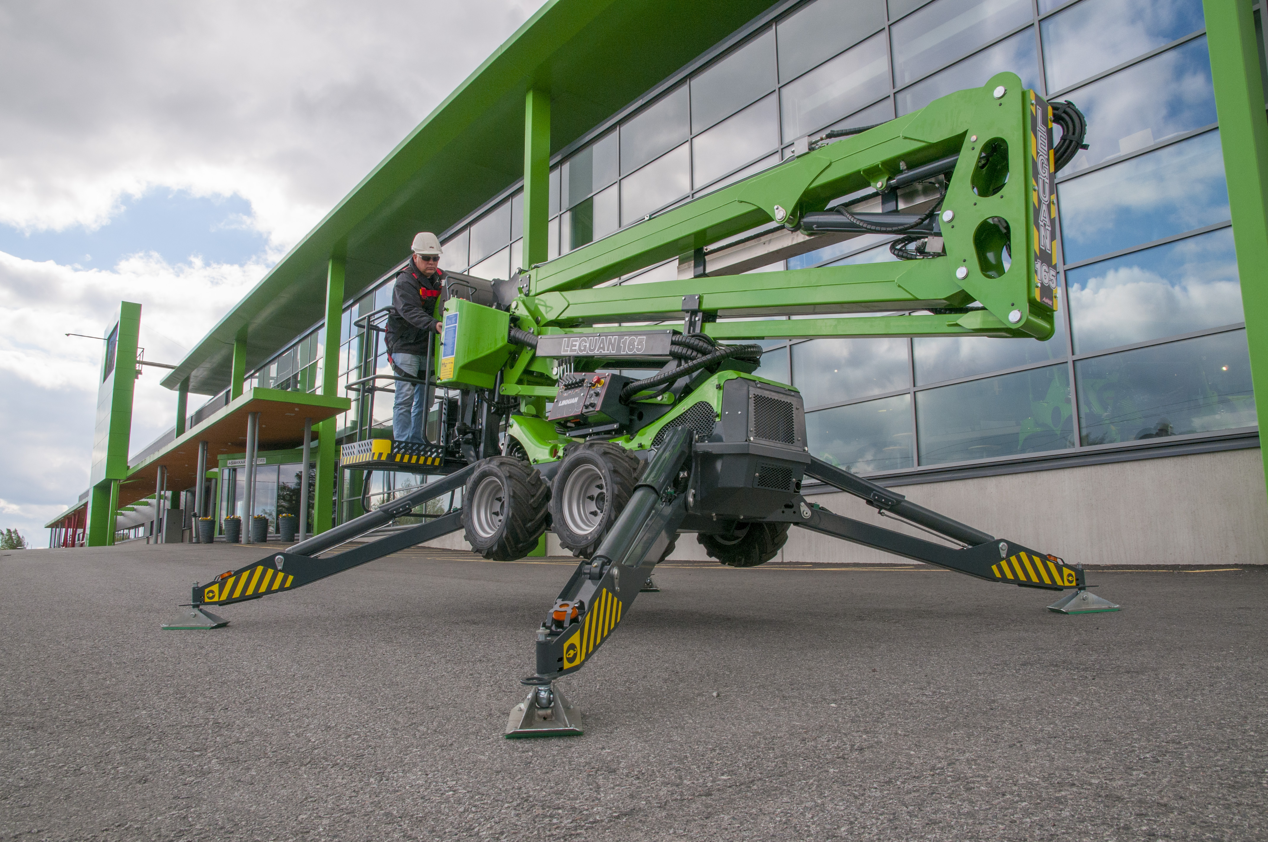 Hybrid körbara korgliftar 14,4 m LEGUAN 165TRD