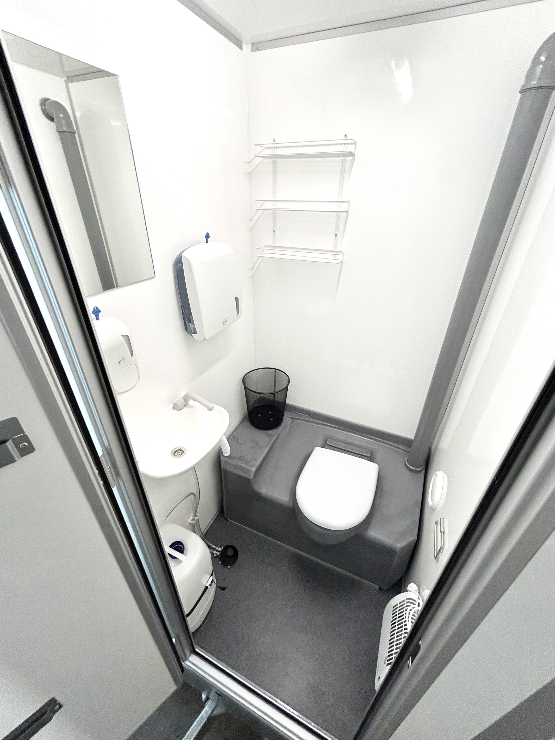 Rastvagn för 4-6 personer med toalett ALRO 6PB