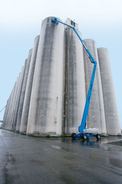 Dieselkäyttöinen nivelpuominostin GENIE Z135/70