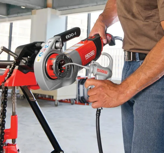 Sähkökäyttöinen käsikierteityskone RIDGID 600