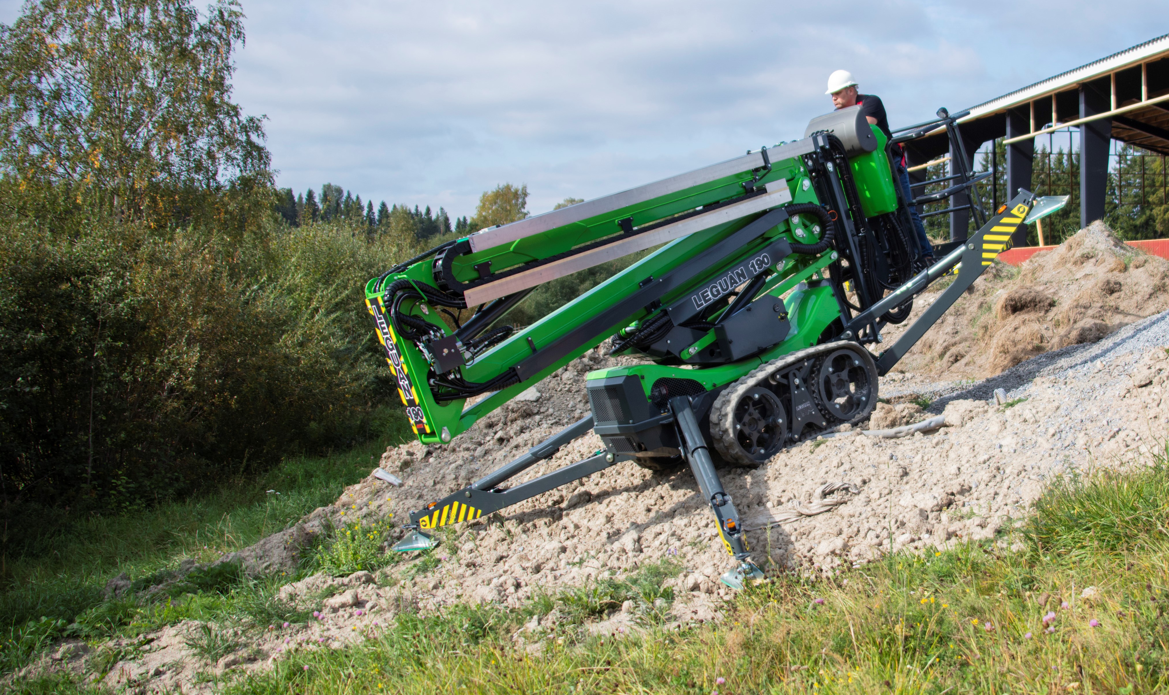 Diesel-/sähkökäyttöinen nivelpuominostin 17 m  LEGUAN 190TRD