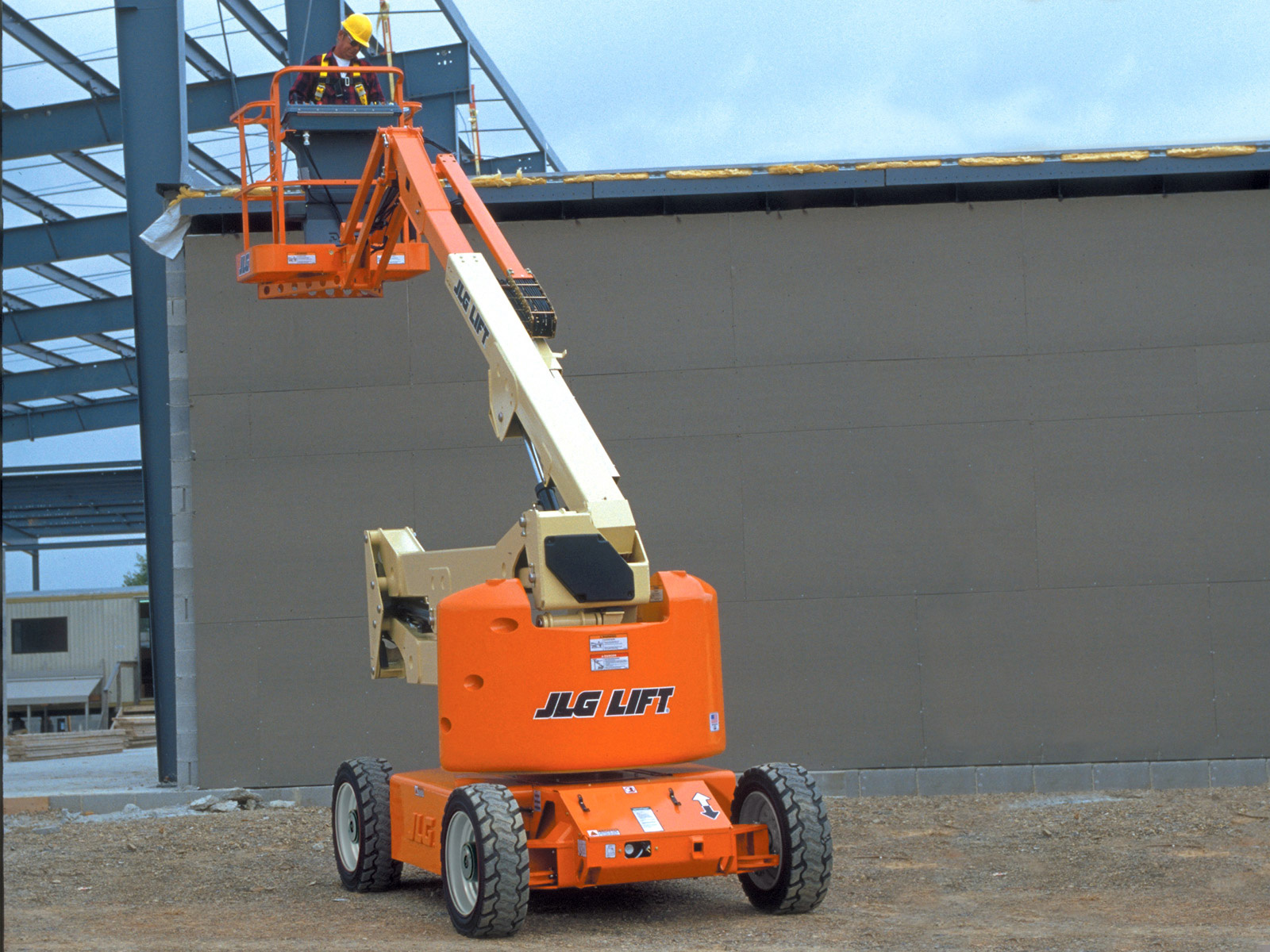 Akkukäyttöinen nivelpuominostin 13,7 m JLG E450AJ