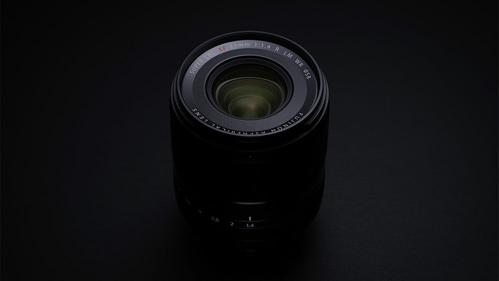 Fujifilm XF 23mm f/1,4 R LM WR mot svart bakgrund