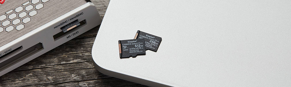 Kinston Minneskort Canvas select 512GB och 256GB liggandes på en Apple Macbook pro