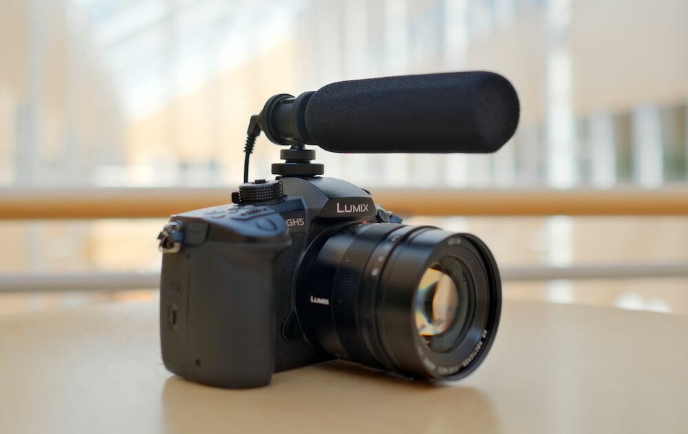 Shotgun-mikrofon för systemkamera med blixtsko
