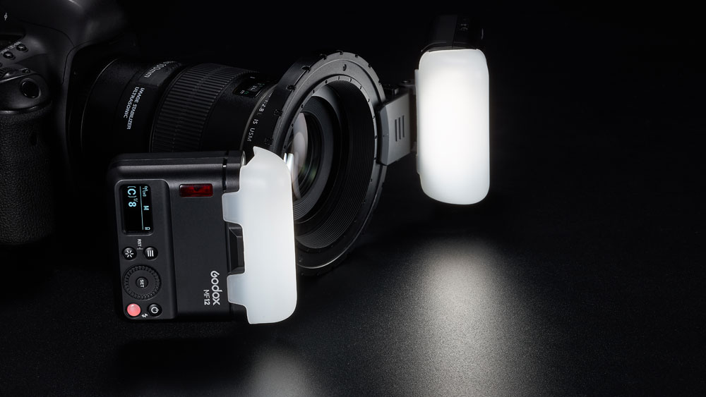 Godox MF12 Makroblixt monterad på en Canon EOS systemkamera