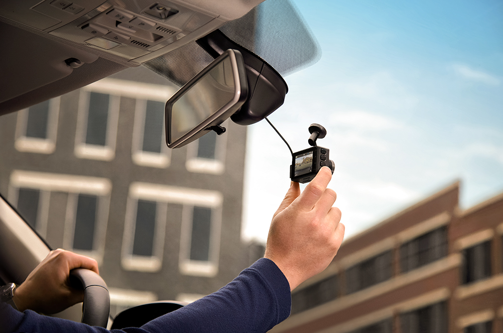 Garmin Dashcam 57 monterad i bilruta
