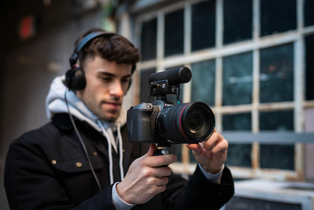 Sennheiser MKE 400 (2021) shotgun-mikrofon med blixtskofäste för bättre ljud vid filminspelningar