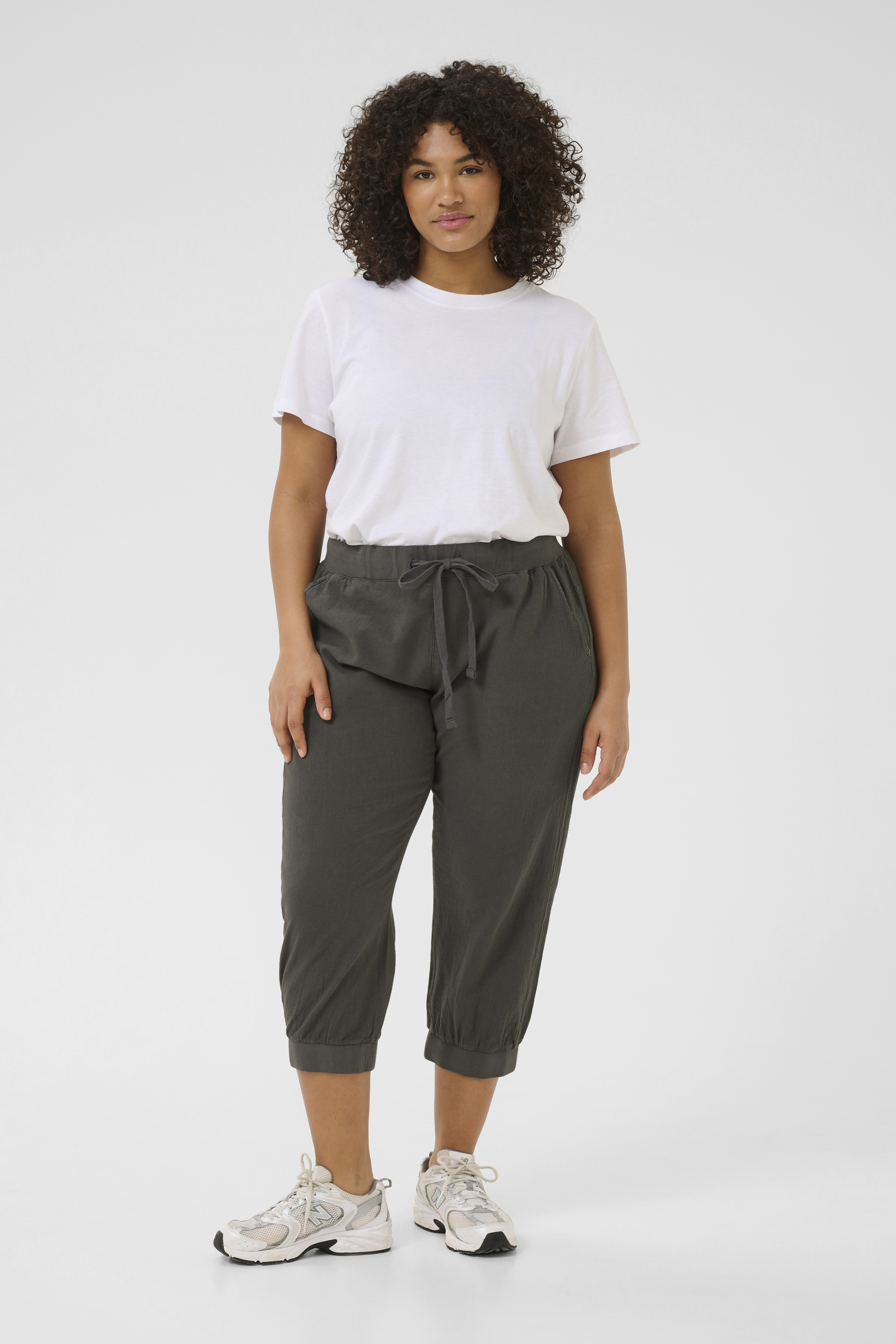 KCnana Capri pants in black oyster cotton | KAFFE Clothing