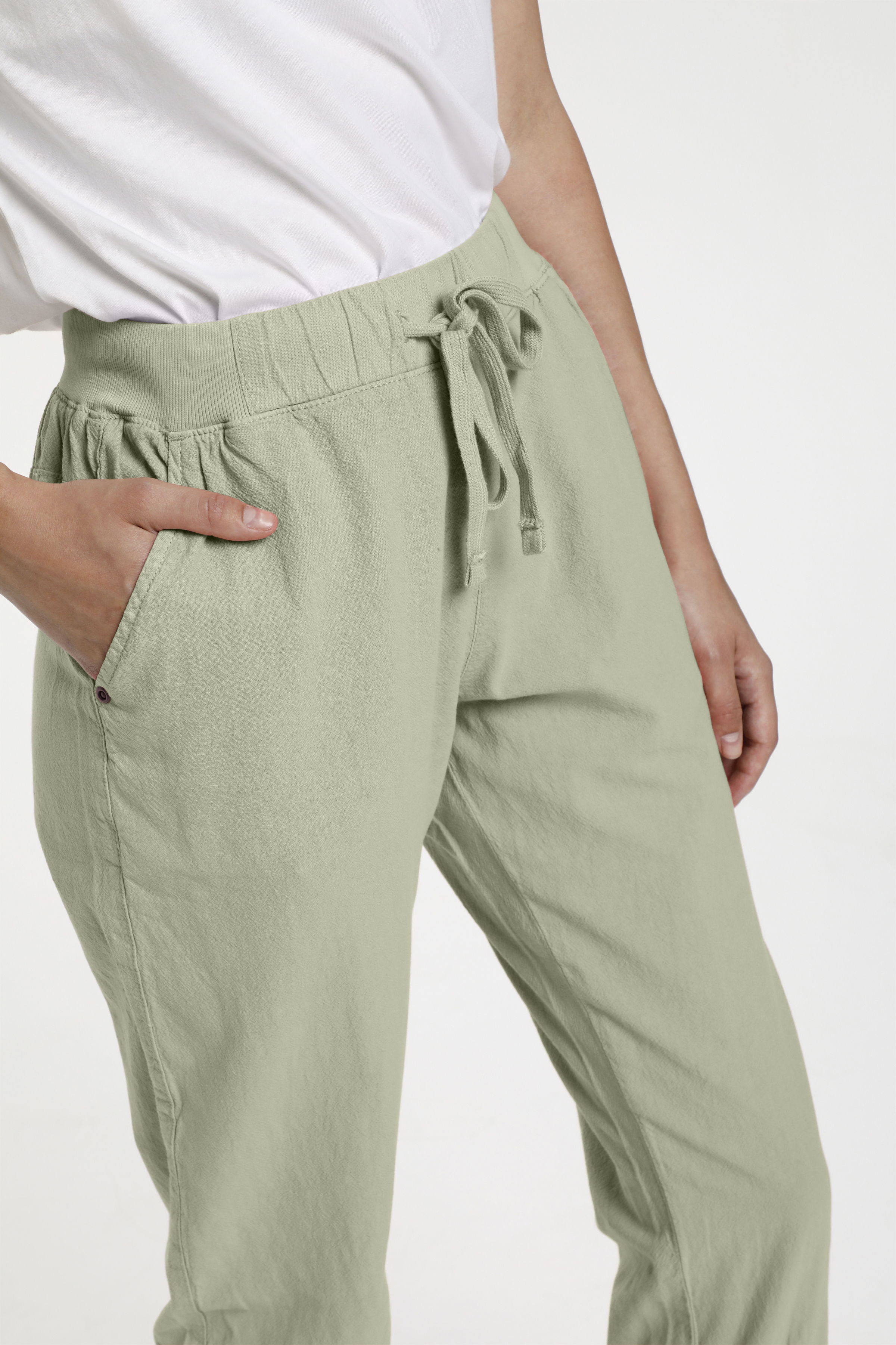 Naya Capri pants in black deep cotton | KAFFE Clothing