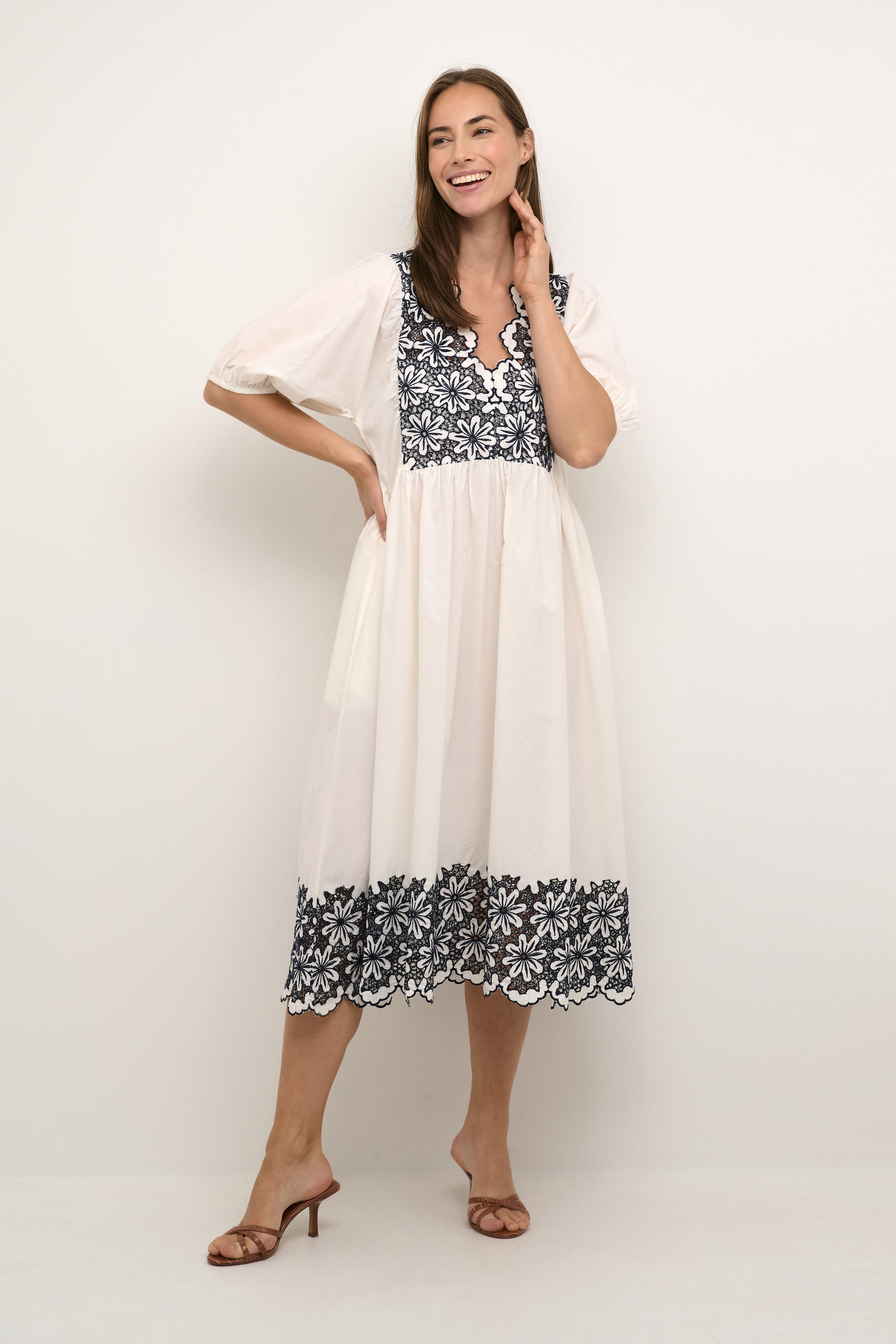 Ameri　MEDI PALACE EMBROIDERY DRESS Ameri（アメリ）の「MEDI PALACE EMBROIDERY DRESS（ワンピース