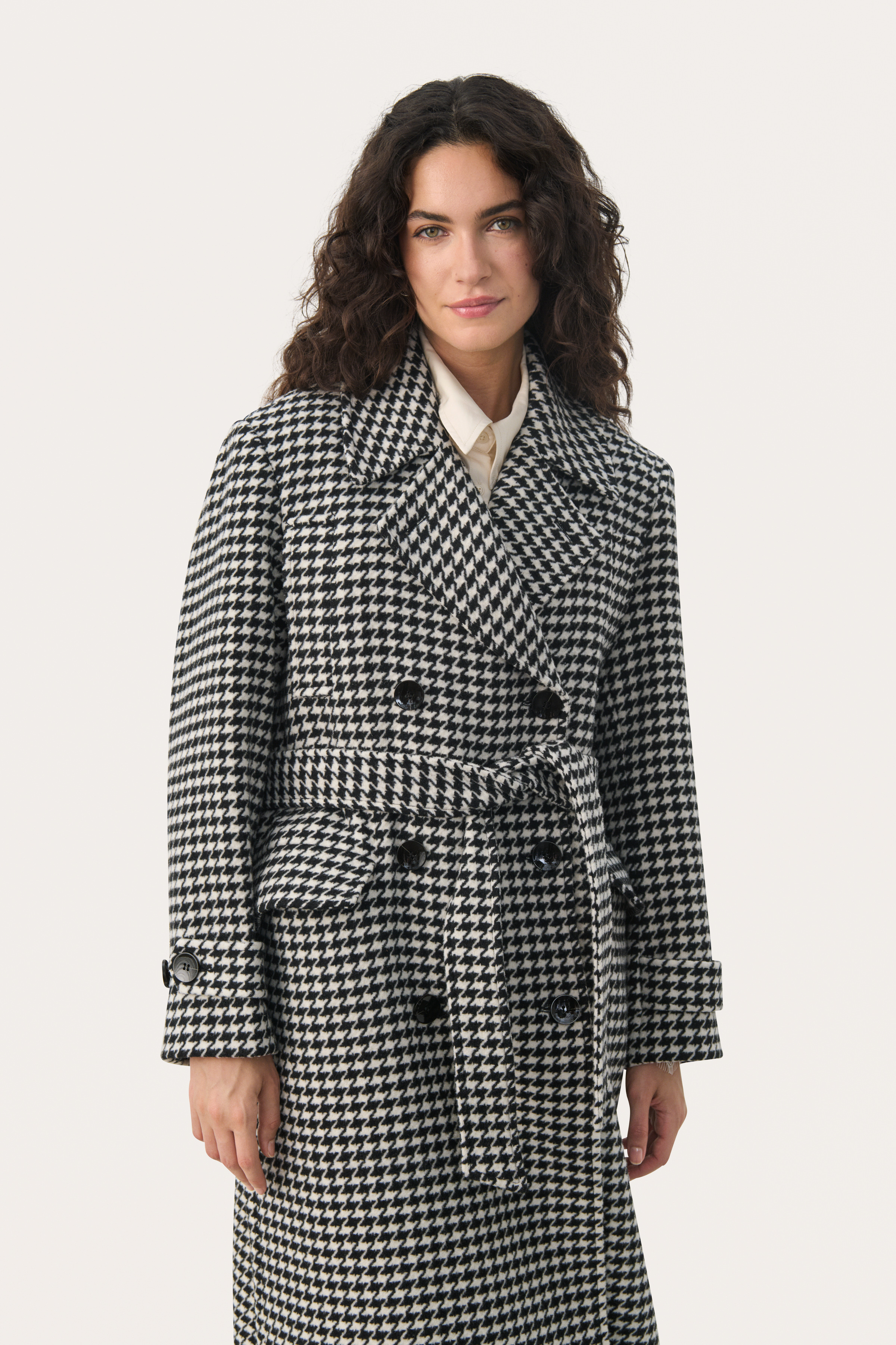LizaPW Coat in black houndstooth colour