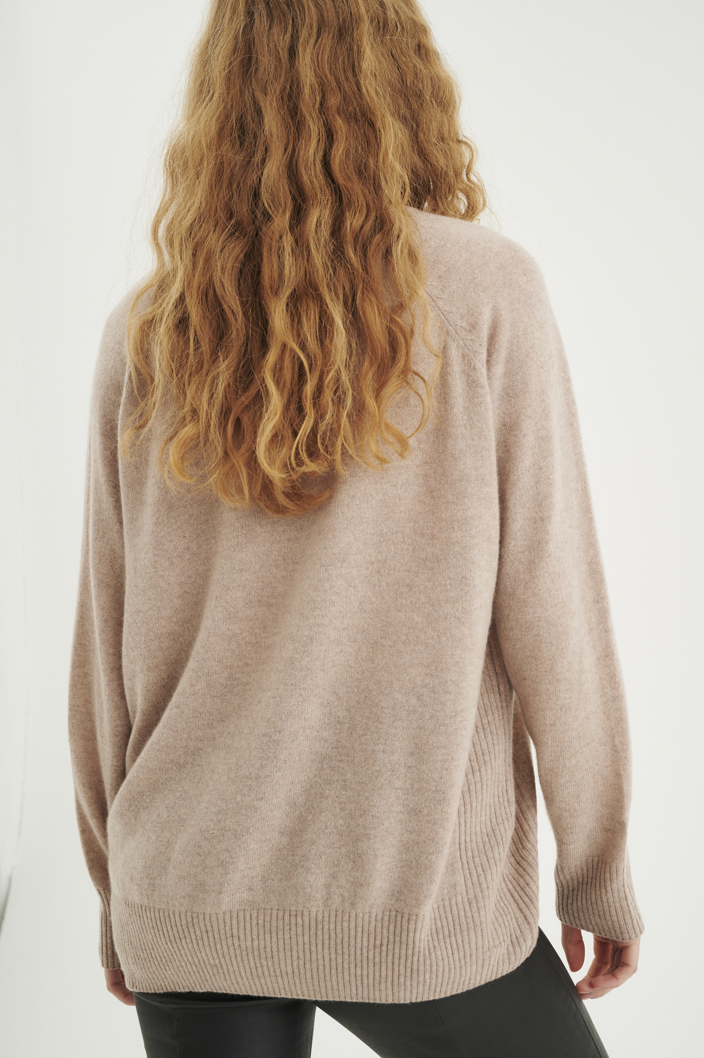 Lukka V-neck Cashmere Pullover in beige melange colour