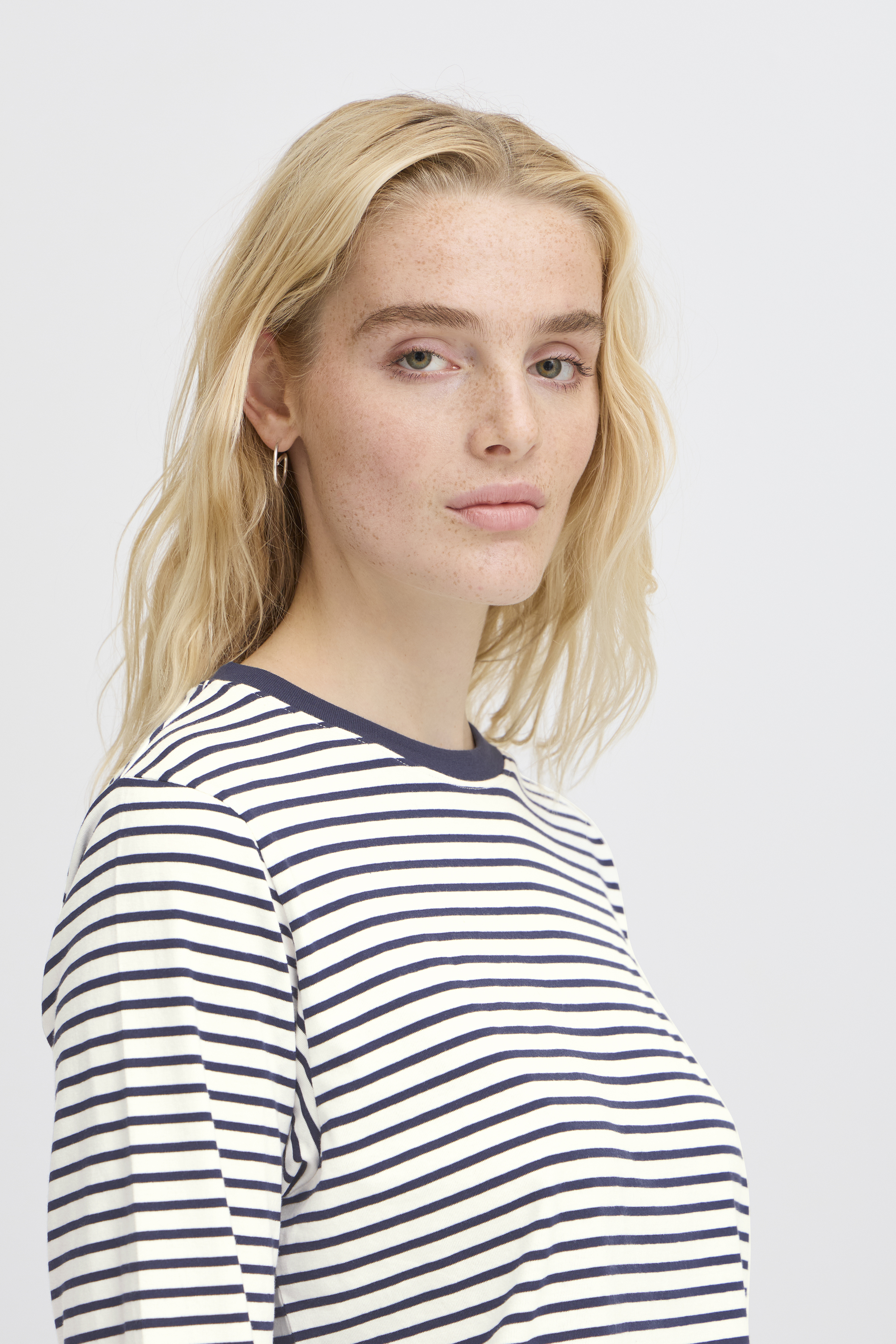 IHMIRA Long sleeved T-shirt in cloud dancer w. total eclipse