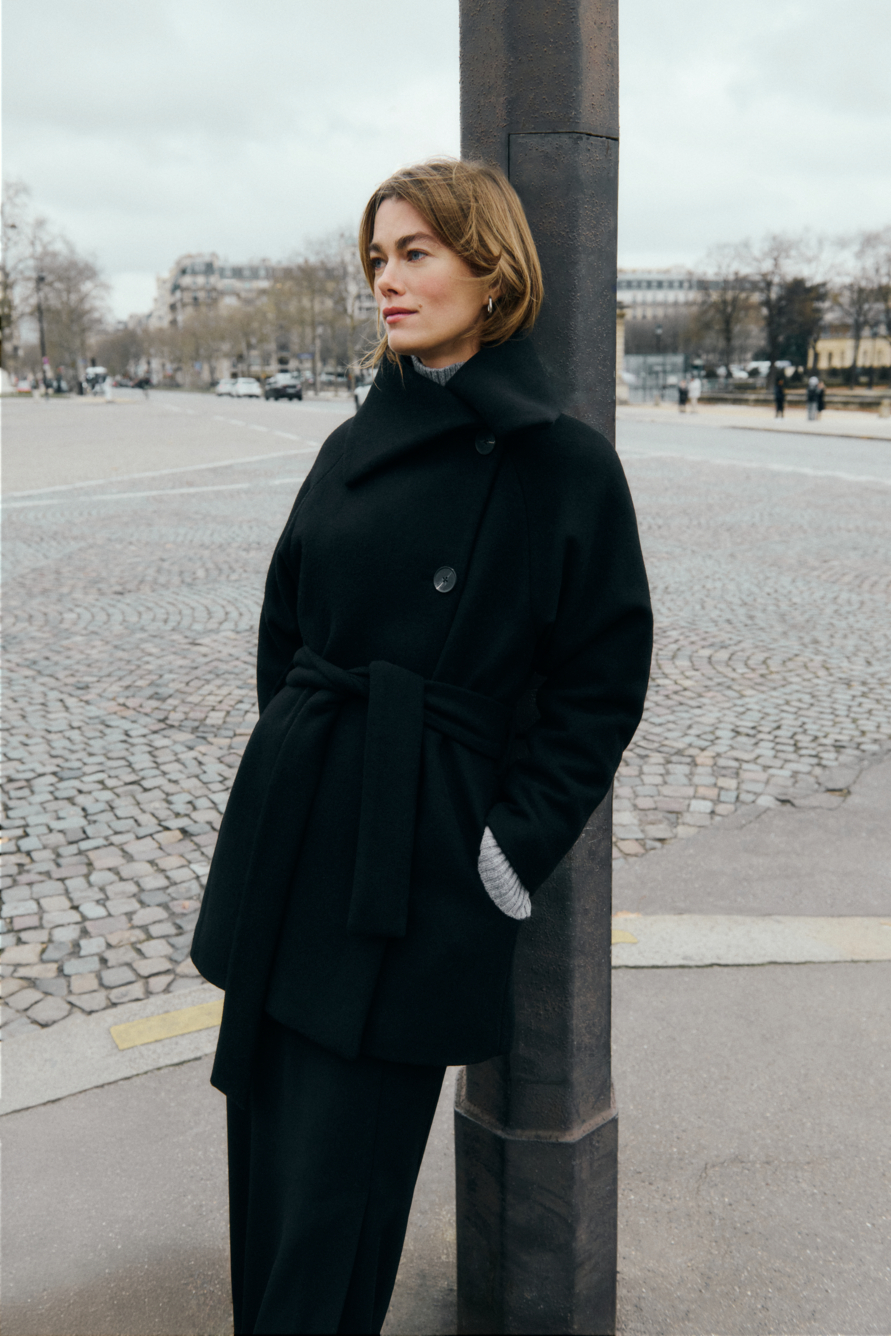 YunahIW Coat in black colour