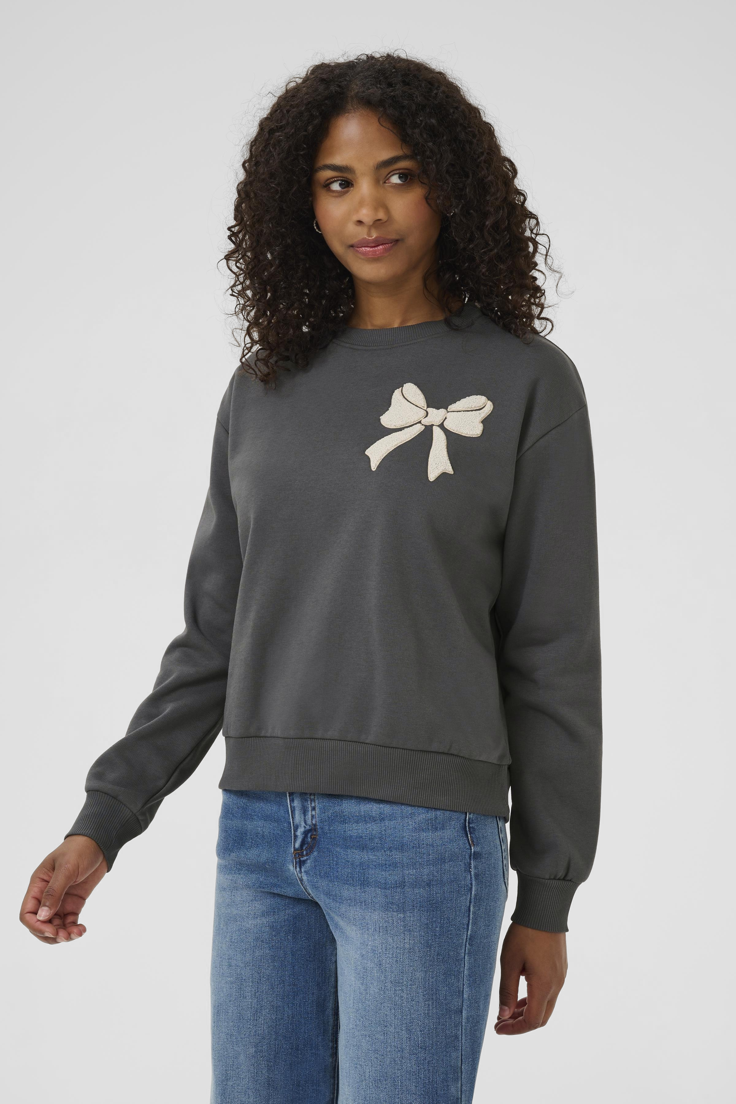 KAelenora Sweatshirt in black oyster/bow colour | KAFFE Clothing