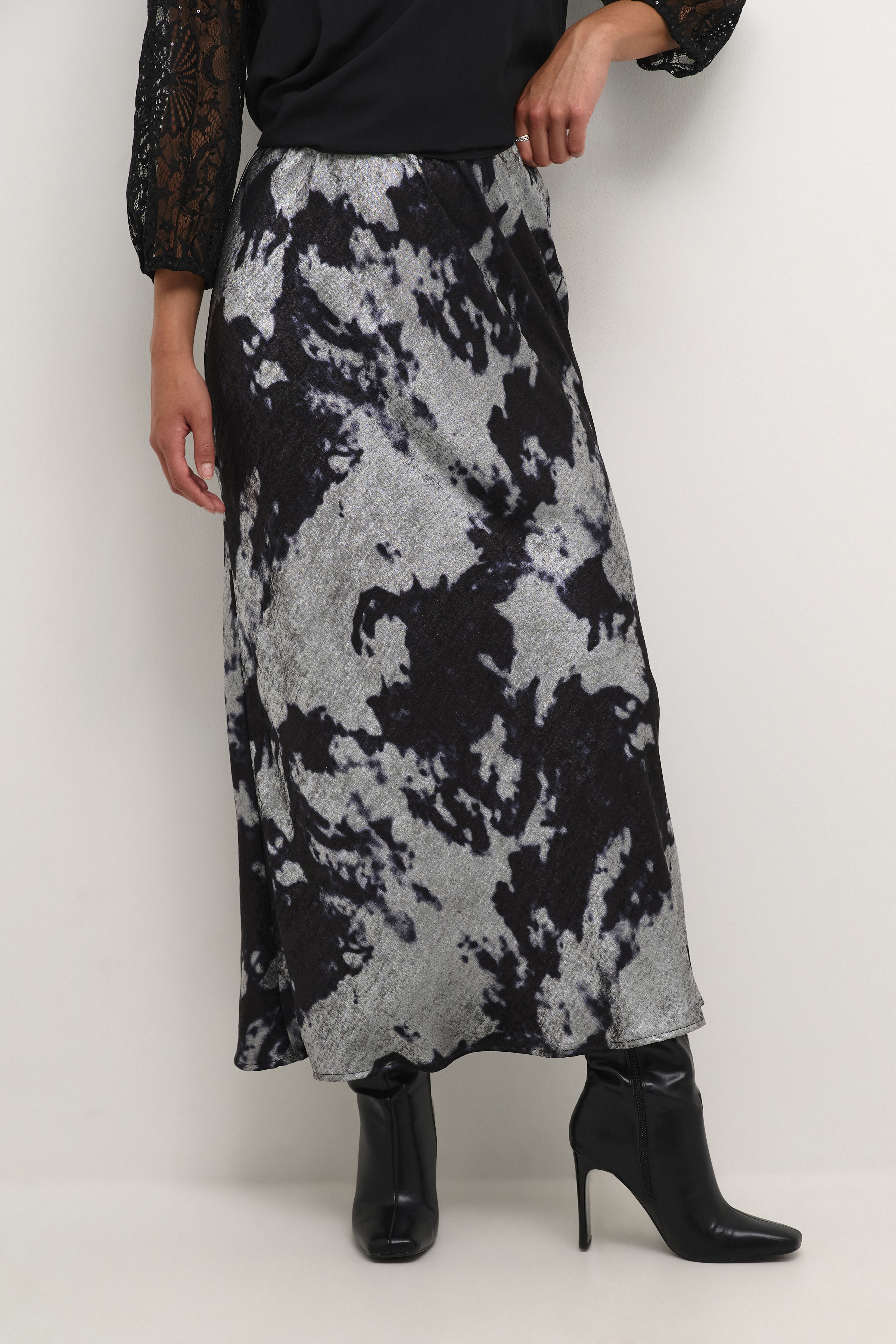 KAasky Skirt in black/silver cloud print polyester | KAFFE KAasky Skirt in black/silver cloud print polyester | KAFFE