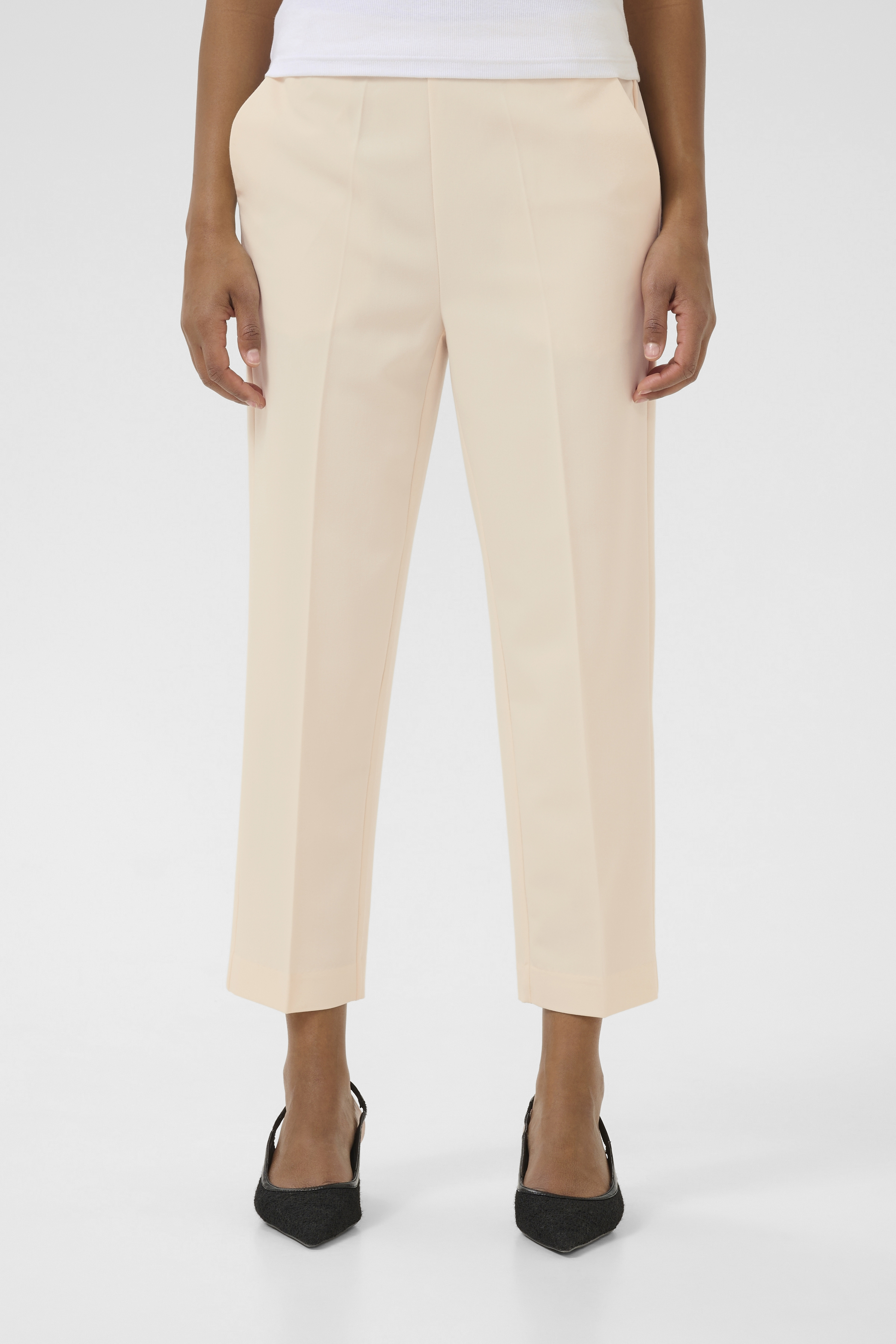 KAsakura Cropped Pants in black deep colour | KAFFE Clothing