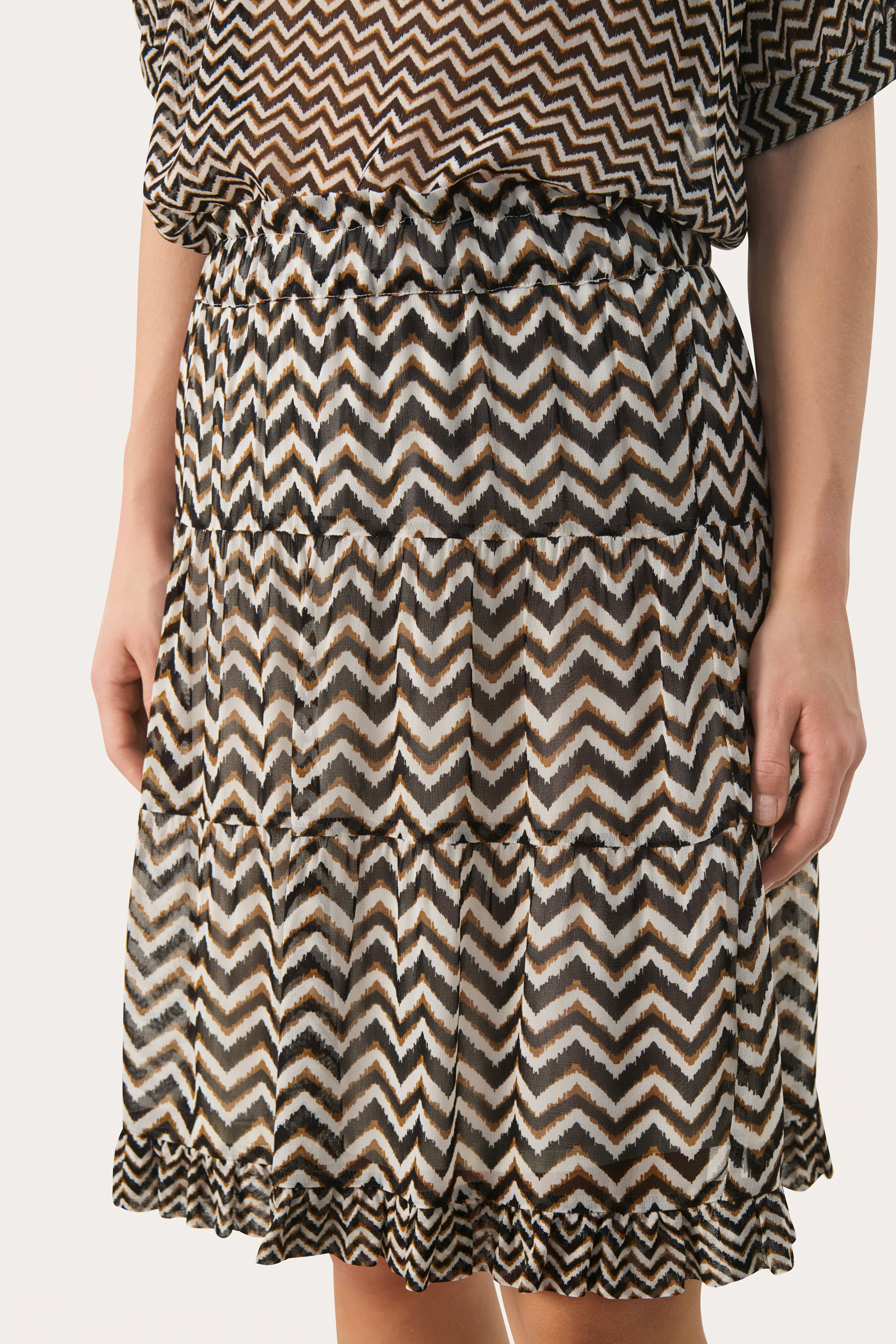 JoellePW Skirt in black zig zag print viscose