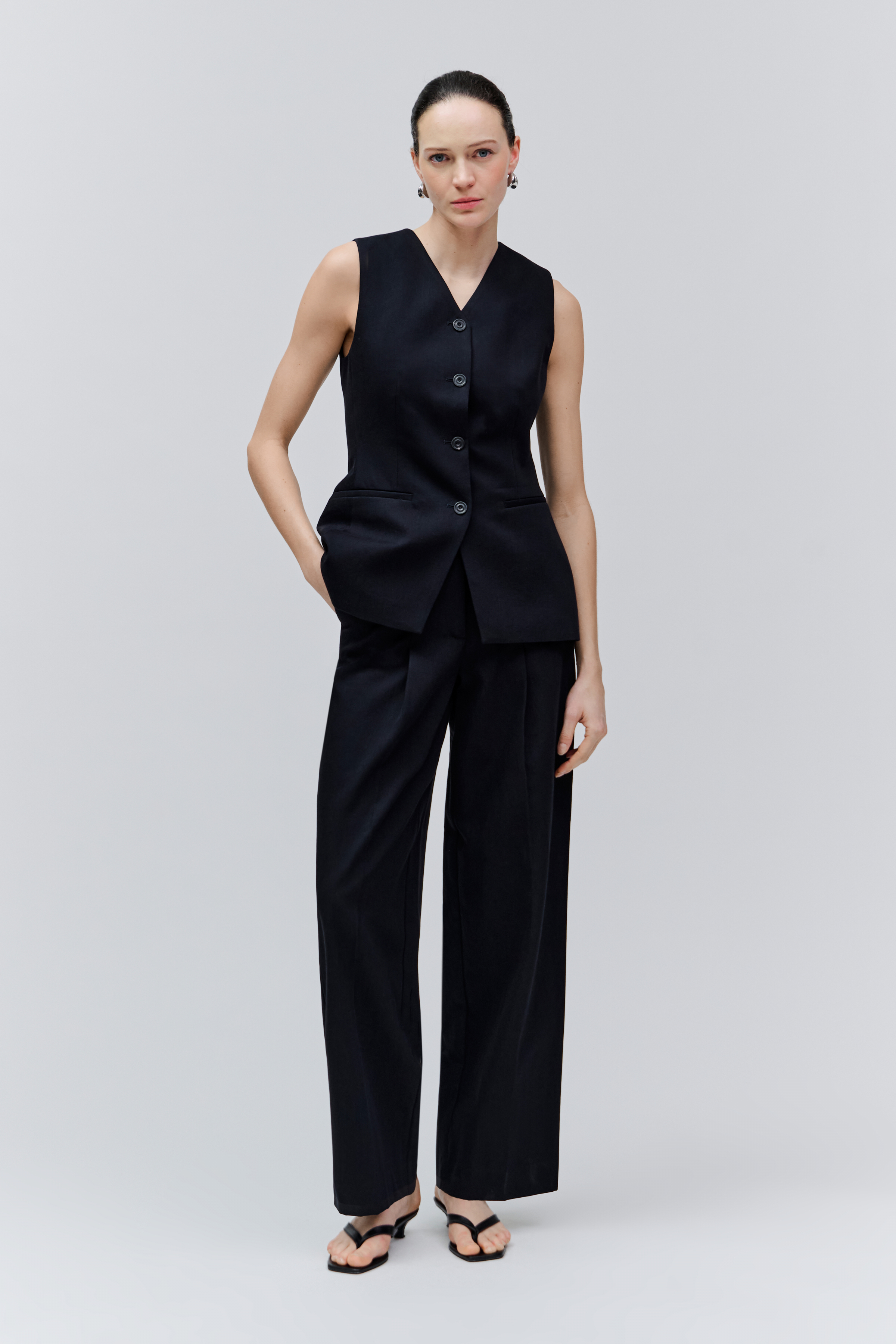 IOJUNIPER WAISTCOAT IN BLACK COLOUR