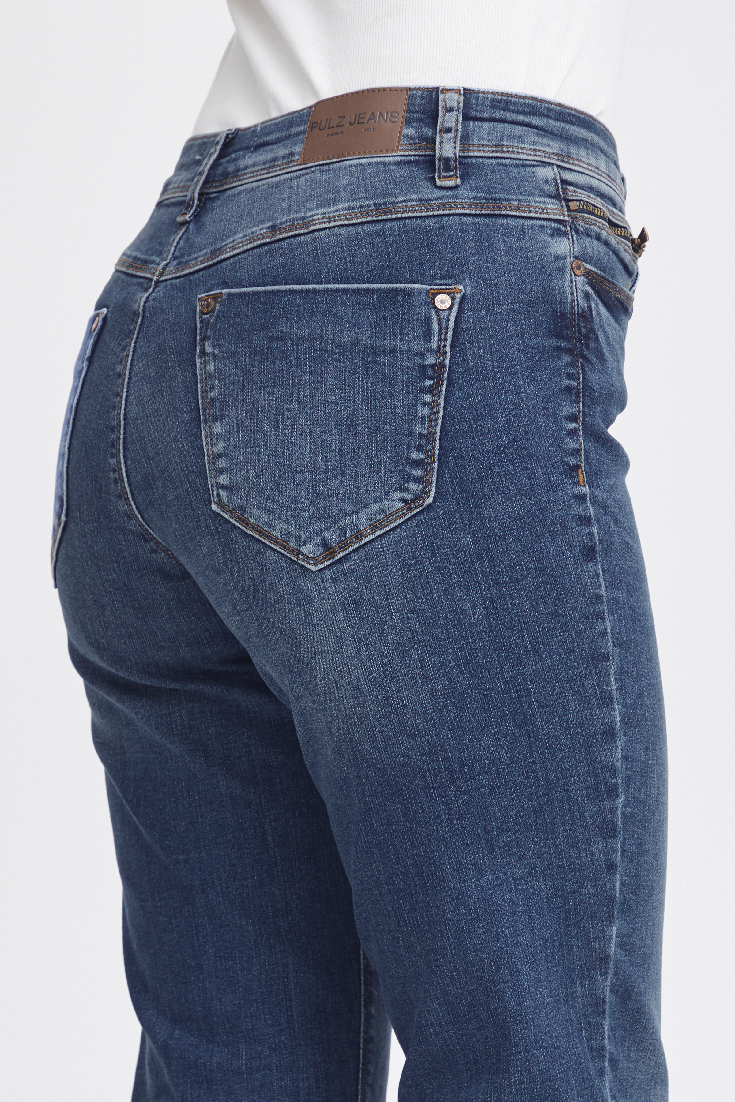 PZSANDRA Hw Jeans Straight Leg in medium blue denim cotton