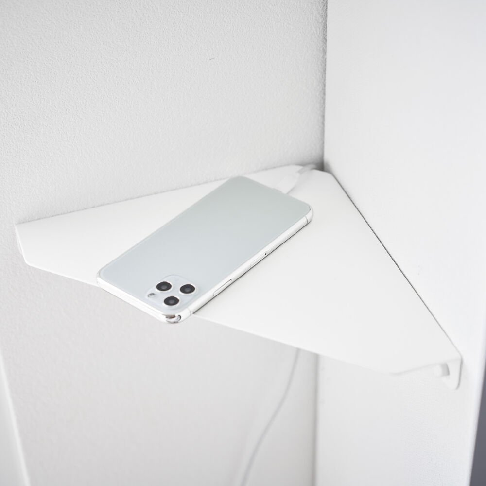 Wandmontiertes Eckregal : Die Aussparung in der Ecke nimmt elektronische Kabel auf