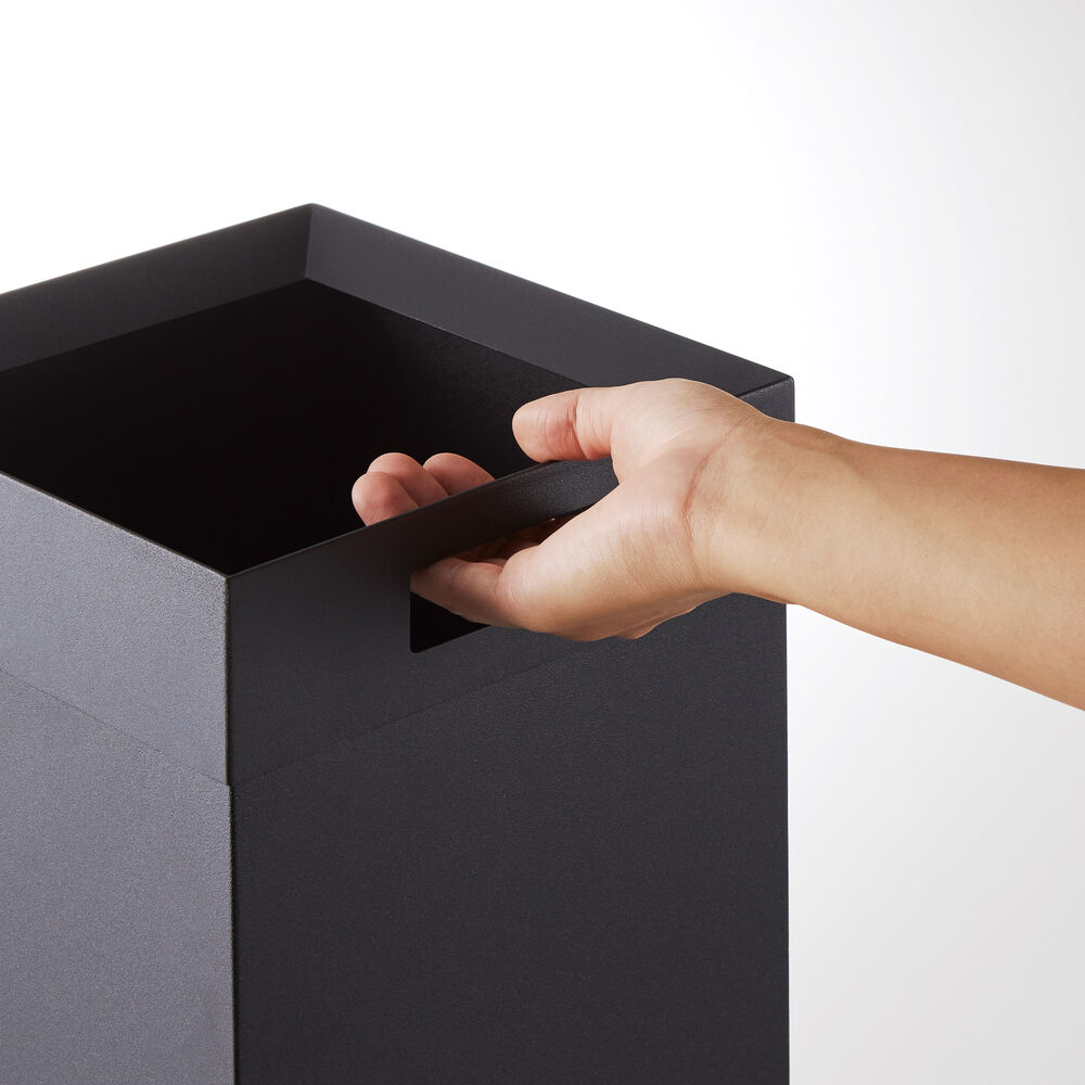 Tall Trash Can : Integrated Handle